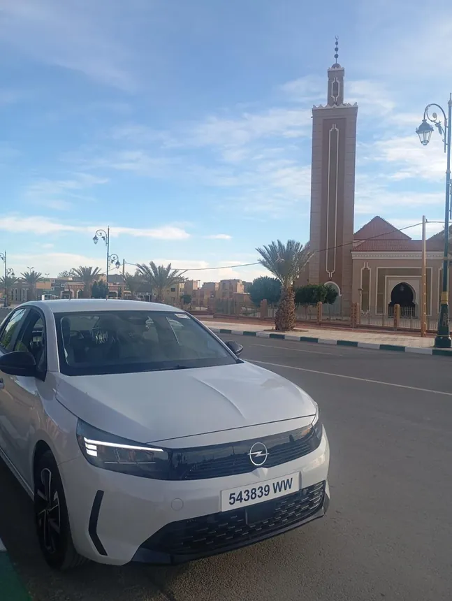Opel Corsa dans le centre d'Errachidia
